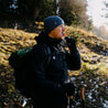 Uomo da trekking con sistema di idratazione con tubo da Alpin Loacker